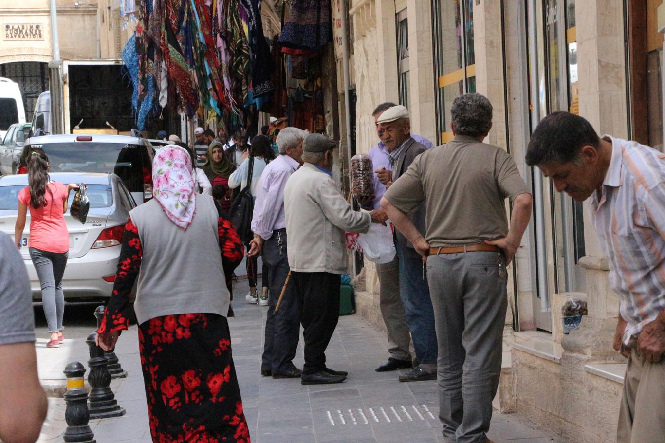 Mardin’in tarihi çarşılarında yaşanan Ramazan bereketi, uzun süredir durgunluk yaşayan esnafın yüzünü güldürdü.

